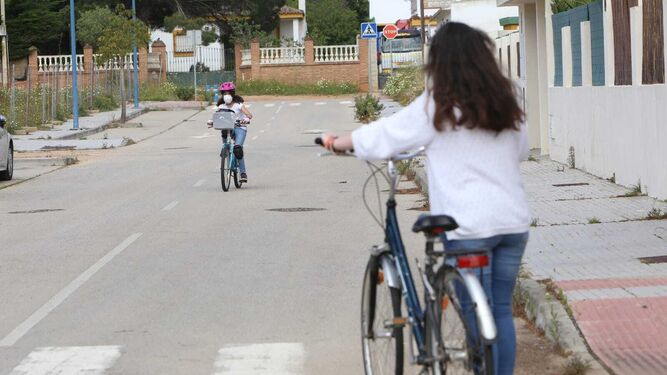 Imagen de menores durante su paseo por Chiclana.