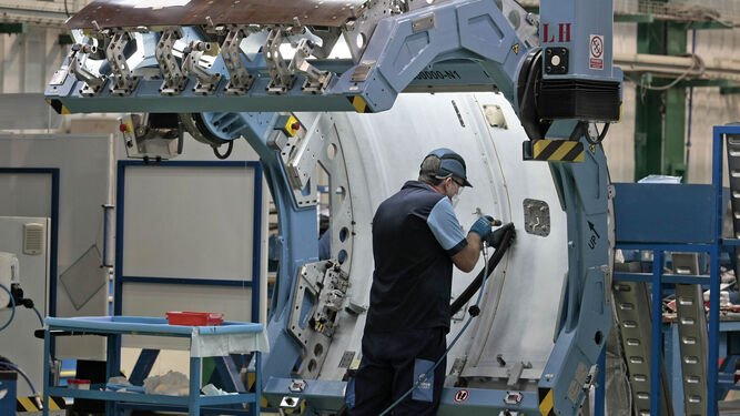 Un operario de Airbus trabaja en la factoría.
