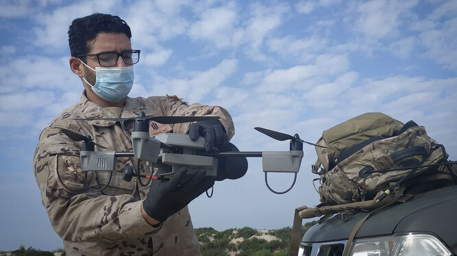 Un soldado prepara un dron para su despegue.
