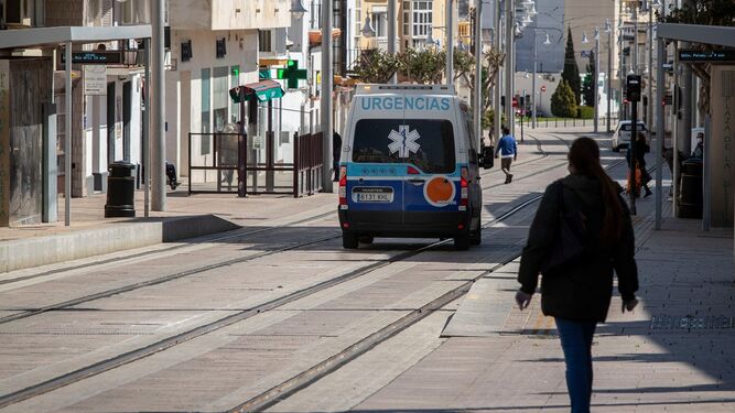 Una ambulancia por la  calle Real.
