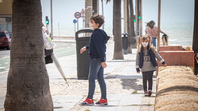 Menores este lunes en las calles de Cádiz.