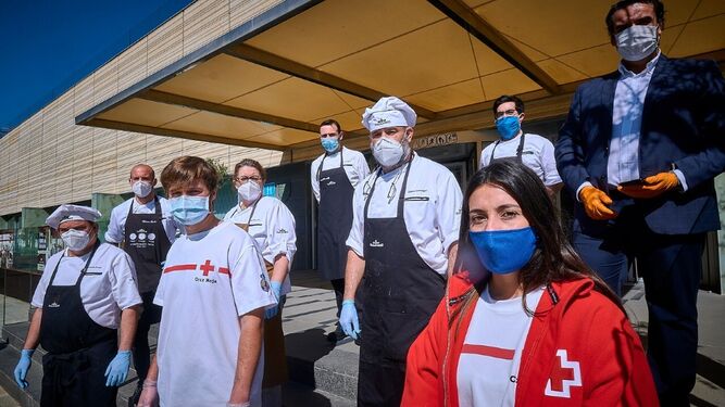 Eduardo Oriola, arriba a la derecha, junto a parte de los voluntarios  que han colaborado esta semana con Cruz Roja.