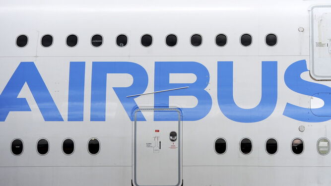 El logo de Airbus en el fuselaje de un A380 durante un acto de 2014, cuando todas las perspectivas eran positivas.