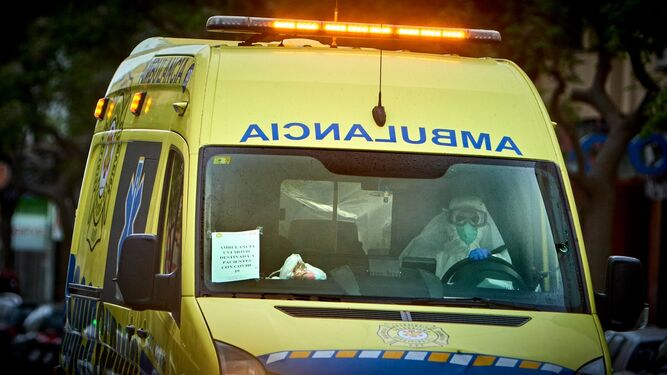 Una ambulancia traslada a un paciente a un hospital.