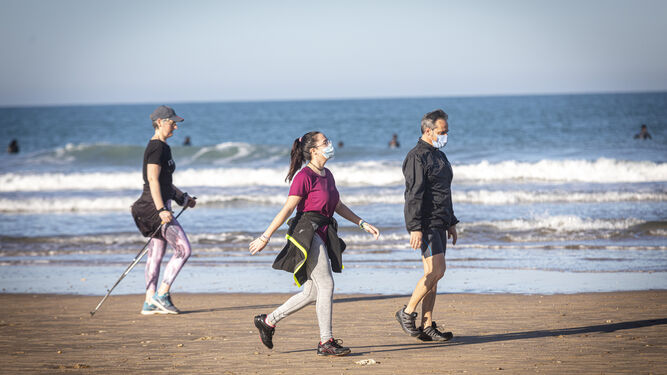 Mucha gente opt&oacute; por la arena para pasear y hacer deporte