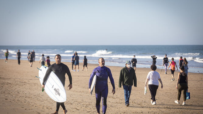 Numerosos surferos se dieron cita en la playa