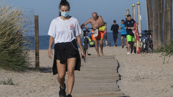 Acceso de la playa de Camposoto, este primer día de salidas para hacer deporte.