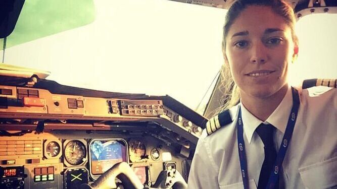 La jugadora portuense, en la cabina de un avión antes del despegue.