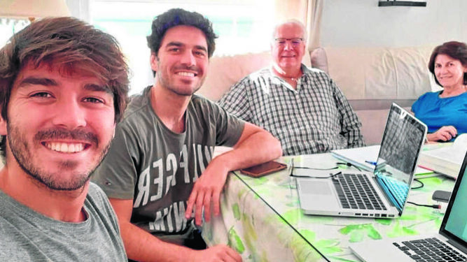 Salvador Fernández -Miró, con su mujer Pilar Paniagua y sus hijos Salvador y Guillermo están confinados en su casa, desde donde realizan la mayor parte de su actividad profesional mediante teletrabajo.