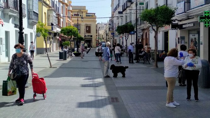 La céntrica calle Ancha de Sanlúcar, este lunes por la mañana.