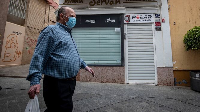 Un hombre anda por la calle Rosario frente a un establecimiento cerrado.