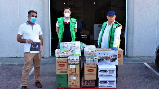 Diego Tirado recibe de los vendedores de la ONCE la partida de alimentos.