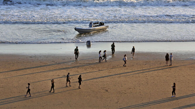 Narcolancha en la playa del Ancla en El Puerto durante el desconfinamiento