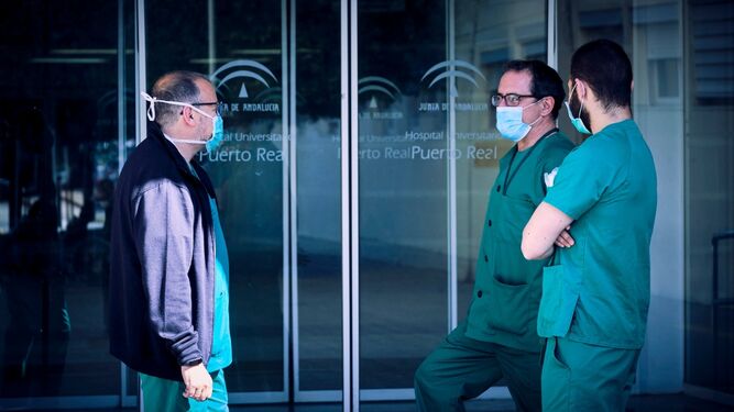 Trabajadores sanitarios en la puerta principal del Hospital de Puerto Real