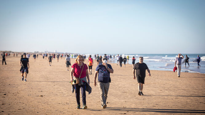 Ciudadanos pasean por la playa el pasado sábado.