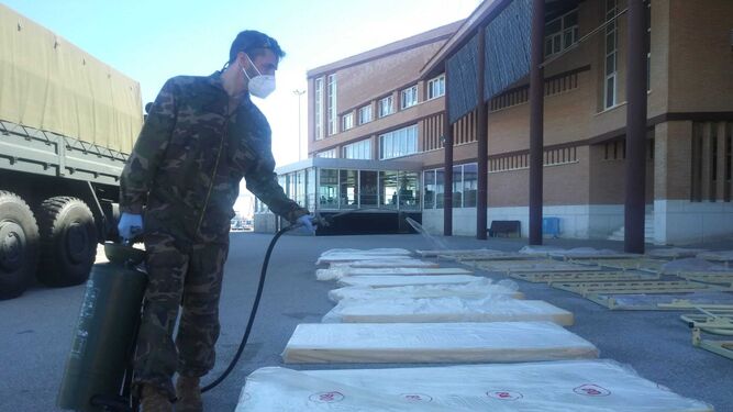 Militares en labores de desinfección de las camas.