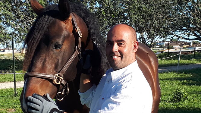 José Carlos Aragón acaricia a uno de los caballos de su escuela hípica.