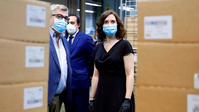 La presidenta madrileña, Isabel Díaz Ayuso, ayer durante una visita a una distribuidora de medicamentos.