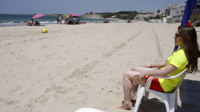 Una socorrista, el verano pasado en una de las playas de El Puerto.