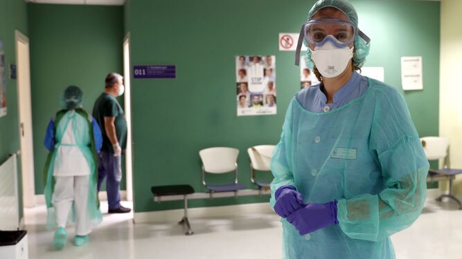Una enfermera posa protegida en el interior de un centro sanitario.