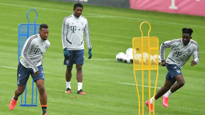 Los jugadores del Bayern de Múnich, Jerome Boateng (i), David Alaba (c) y Alphonso Davies (d) entrenando este martes