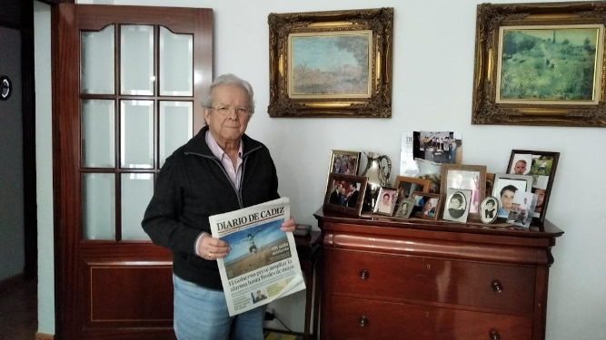 Ildefonso Marqués, que cumplió ayer 84 años, pasa el confinamiento en su casa, dedicado a la lectura.