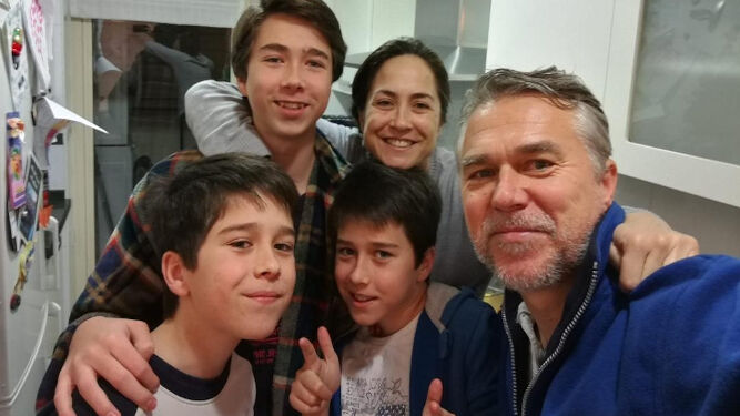 Jorge Castellví se encuentra confinado junto a su mujer Olga Gómez y sus hijos Jorge, Álvaro y Pablo, en su casa de Málaga.