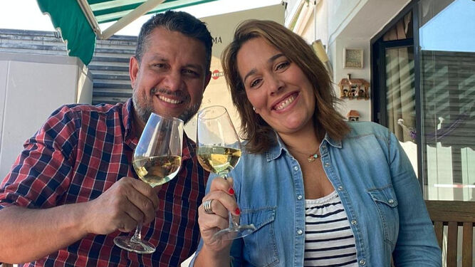 El chef de Musalima, Luis Alberto Ramírez, con su mujer María Bragado, dedicado estos días a la cocina.