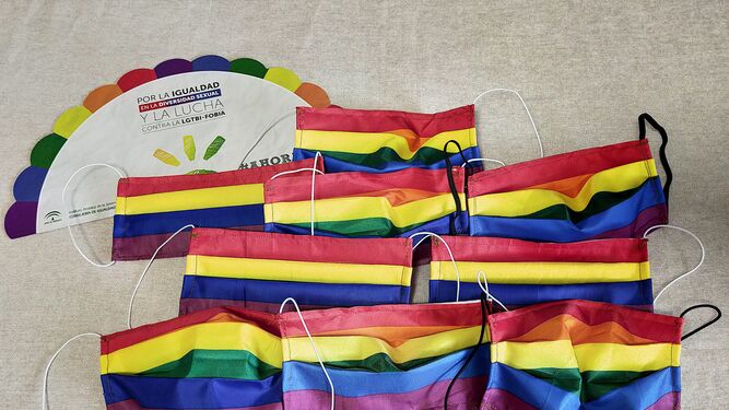 Menipatch realiza mascarillas arcoíris para la Asociación Libres LGTBI.