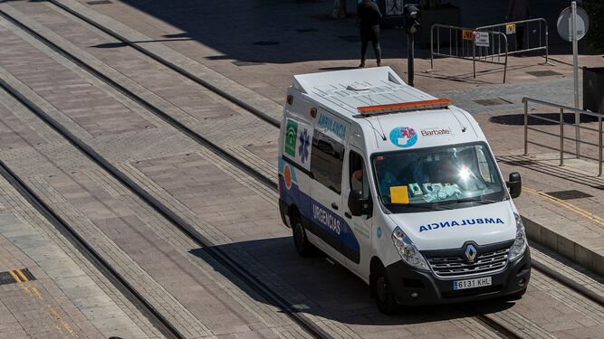 Una ambulancia pasa por la calle Real durante el estado de alerta.
