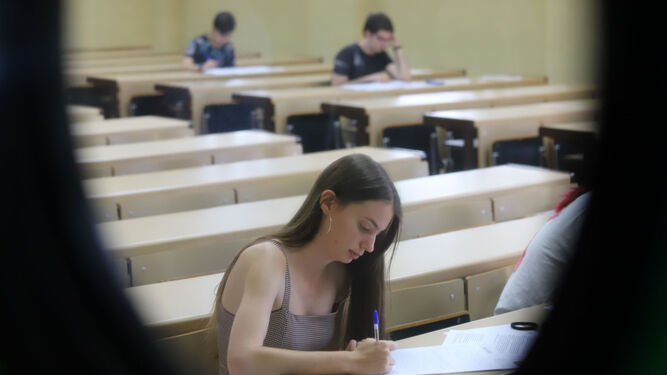Una alumna durante la realización de un examen de Selectividad.