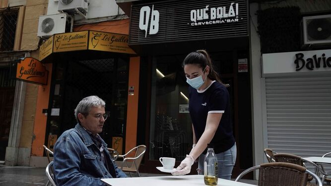 Uno de los bares que ha abierto esta mañana en la ciudad de Córdoba.
