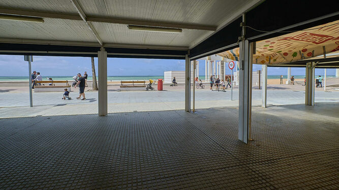 Terrazas vacías en el Paseo Marítimo, frente al módulo central de la Playa Victoria.