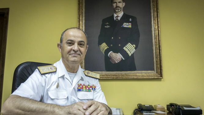 Manuel Garat Caramé en su despacho en la Base de Rota.