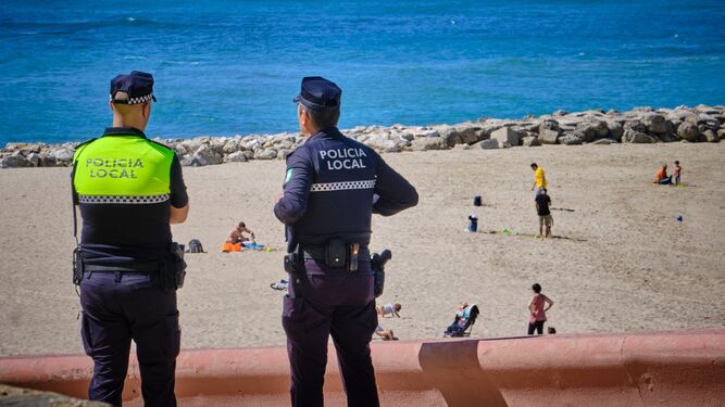 Policías locales de Cádiz vigilando la playa Santa María del Mar.