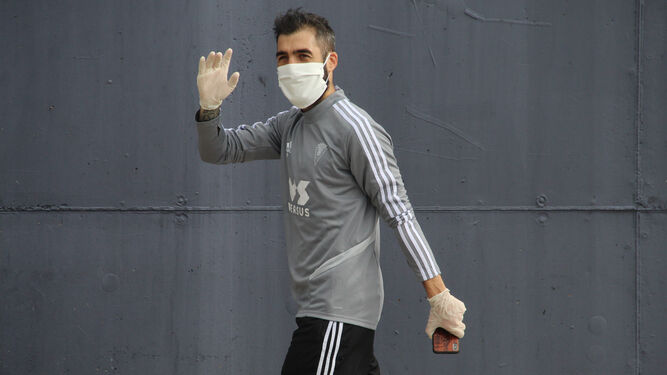 Alberto Perea, con protección de guantes y mascarillas en El Rosal.