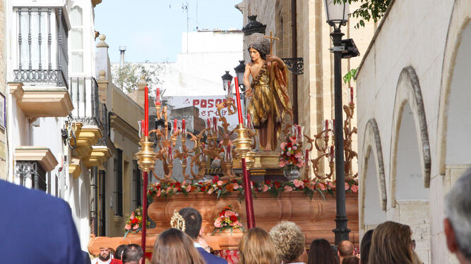 Desfile procesional del Patrón de Chiclana poco después de su salida desde la Iglesia Mayor.