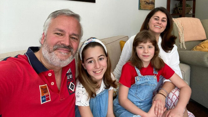 Carlos Castellví y su mujer Marta Portales han estado junto a sus hijas Martina y Elena en su casa en Jerez, disfrutando de las jornadas familiares.