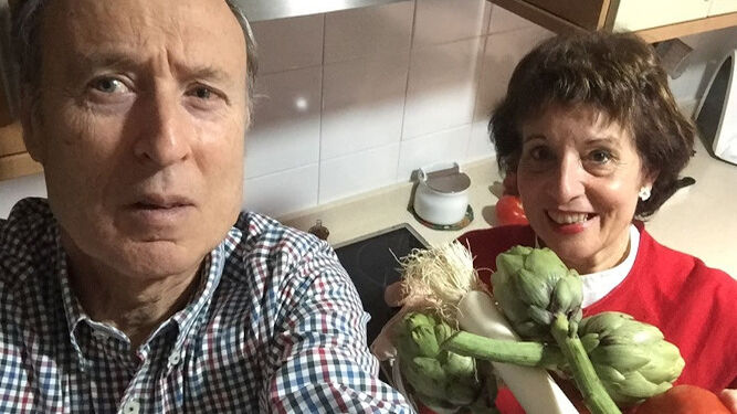 La bloguera gastronómica Charo Barrios y su marido Antonio Vizcaíno, en la cocina de su casa en Sevilla.