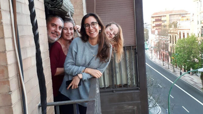 Quino Bonilla se encuentra confinado en su casa en Sevilla junto a su mujer Carmen Barbero y sus hijas.