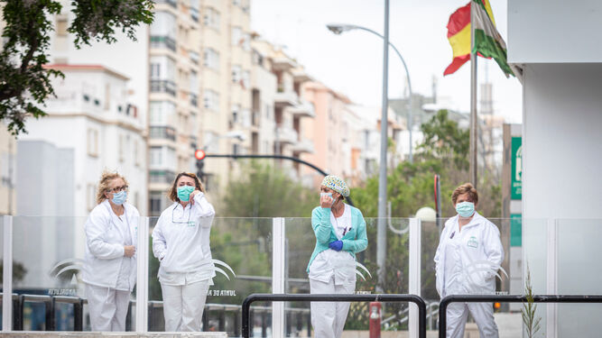 Profesionales sanitarios en la entrada del Hospital Puerta del Mar de Cádiz.