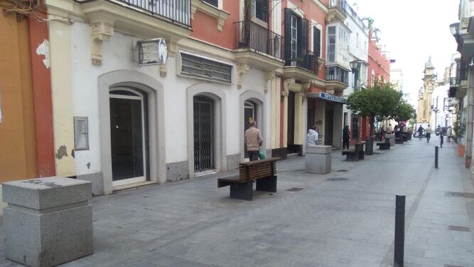 Cubos de granito en la calle Vicario para evitar estacionamientos y dar seguridad a peatones.