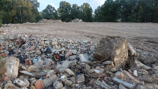 Los ecologistas denuncian un vertedero de escombros en Rancho Linares.