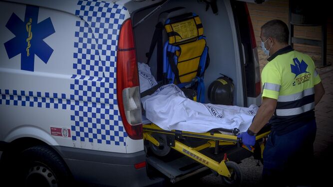 Un profesional asiste a un paciente en una ambulancia, en el Hospital de San Juan de Dios de Bormujos (Sevilla)