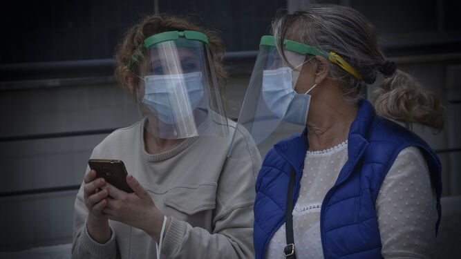 Mascarillas y pantallas de protección a las puertas de un hospital de Andalucía