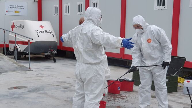 Infantes de marina en tareas de desinfección en dependencias de Cruz Roja.