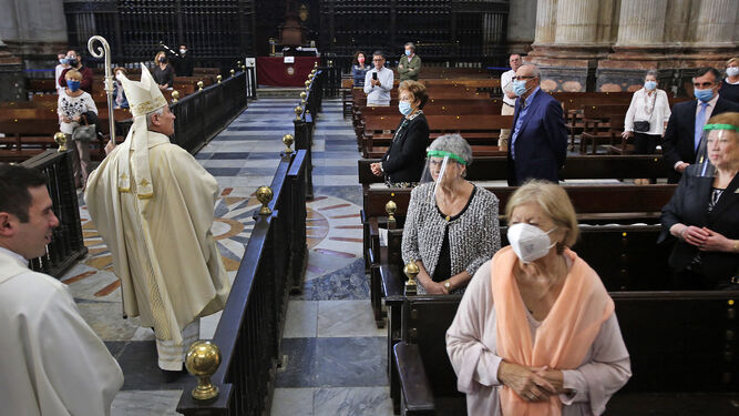 Primera misa en la Catedral de Cádiz, oficiada por el Obispo.