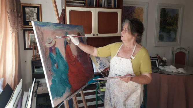 La gaditana Rosa Galán, confinada en su casa en Roma, donde dedica el tiempo a una de sus grandes pasiones, la pintura.