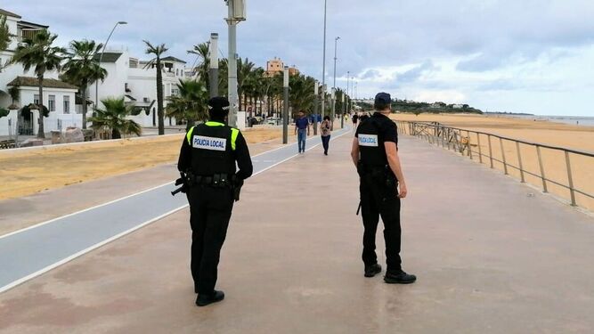 Agentes de la Policía Local de Sanlúcar, en el Paseo Marítimo de la ciudad.
