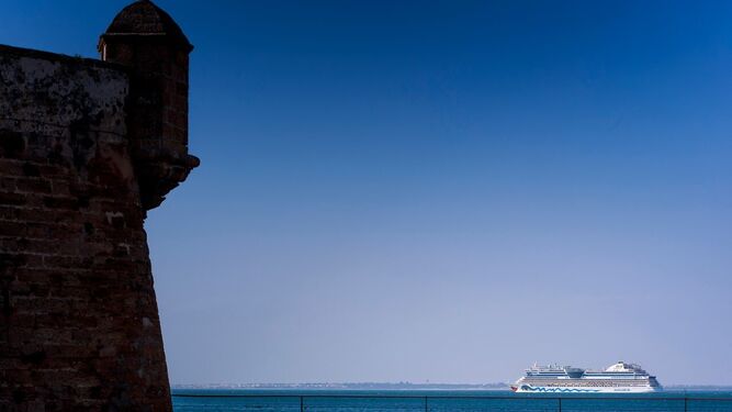 Un crucero de la naviera Aida abandona Cádiz tras un día de visita a la ciudad